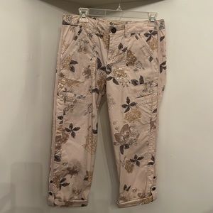 DEMOCRACY Botanical print capri pants. Size 6